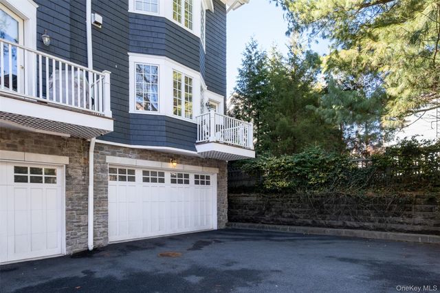 31 1st Street, Pelham, NY 10803