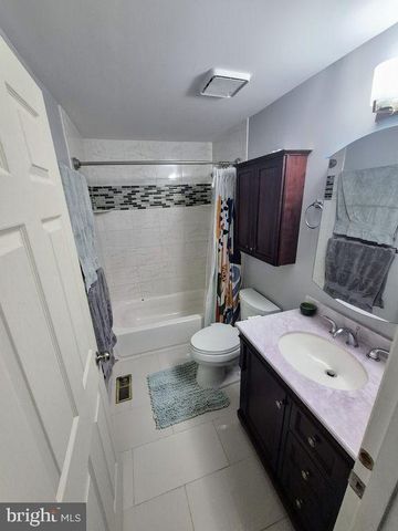 2210 S LOWELL ST, Arlington, VA 22206