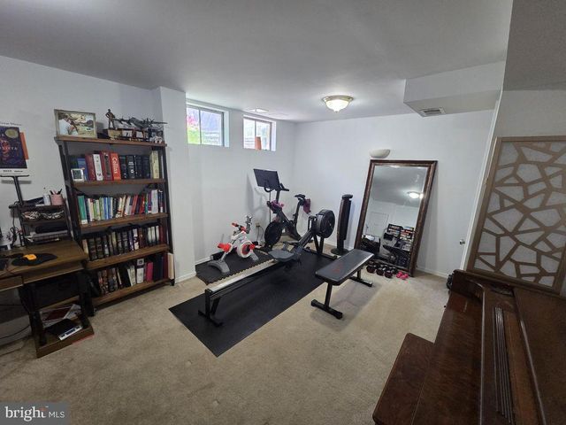 2210 S LOWELL ST, Arlington, VA 22206