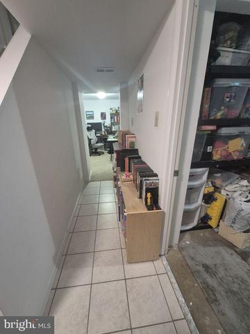 2210 S LOWELL ST, Arlington, VA 22206