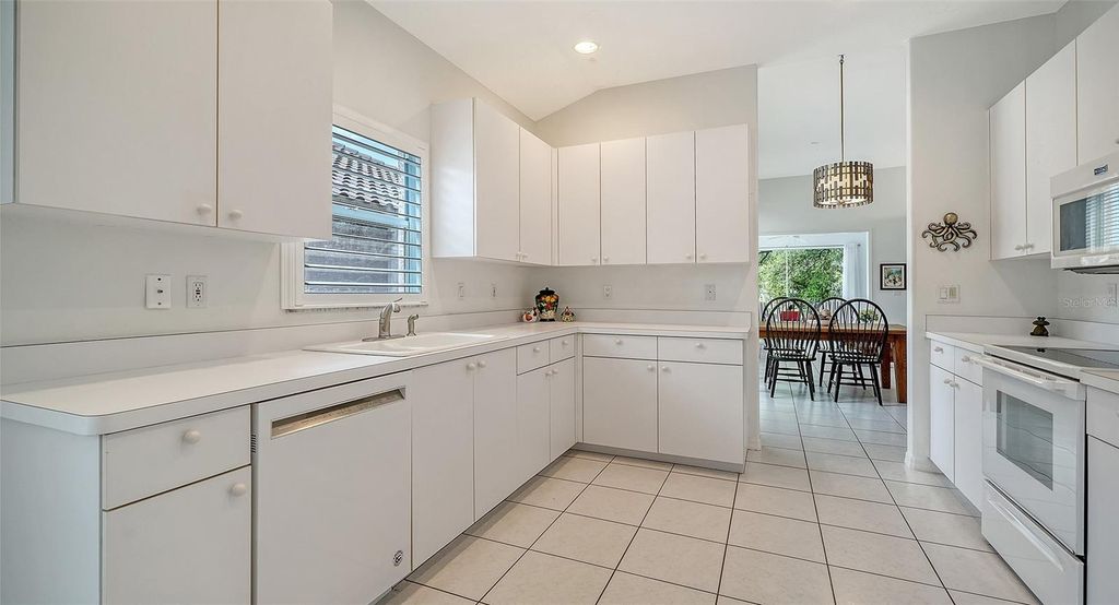 Image 24 of property listing at 3799 MIRA LAGO DRIVE, Sarasota, FL 34238