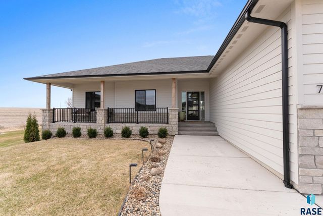 7317 E Misty Knoll Cir Circle, Sioux Falls, SD 57110