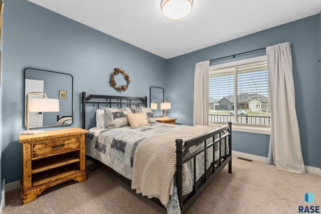 7317 E Misty Knoll Cir Circle, Sioux Falls, SD 57110