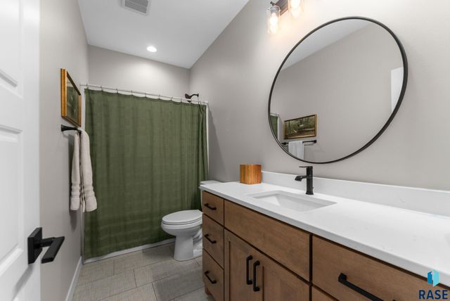 7317 E Misty Knoll Cir Circle, Sioux Falls, SD 57110