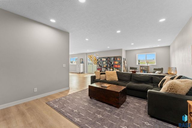 7317 E Misty Knoll Cir Circle, Sioux Falls, SD 57110