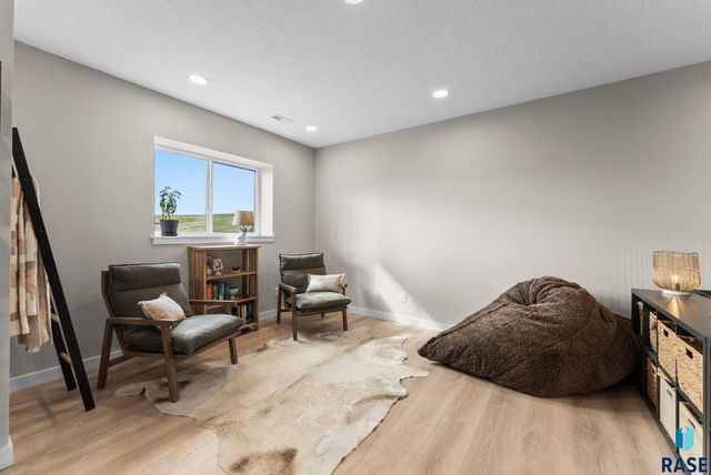 7317 E Misty Knoll Cir Circle, Sioux Falls, SD 57110
