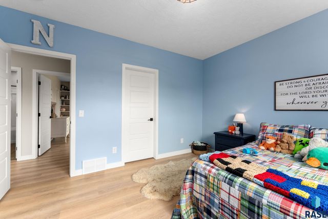 7317 E Misty Knoll Cir Circle, Sioux Falls, SD 57110