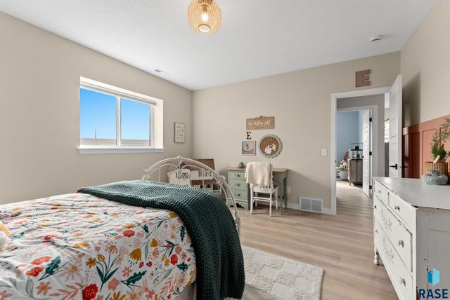 7317 E Misty Knoll Cir Circle, Sioux Falls, SD 57110