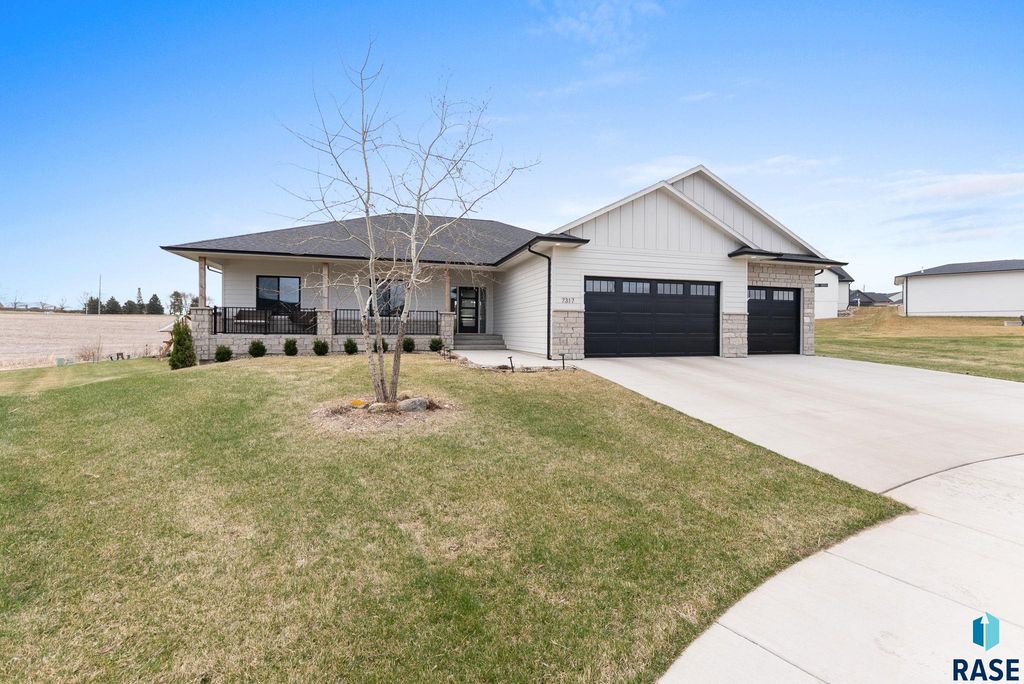 7317 E Misty Knoll Cir Circle, Sioux Falls, SD 57110