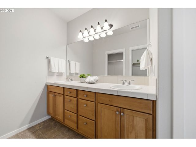 738 Ne 73RD Ave, Hillsboro, OR 97124