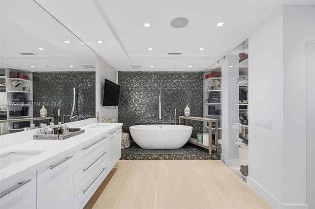 400 Alton Rd 2806, Miami Beach, FL 33139