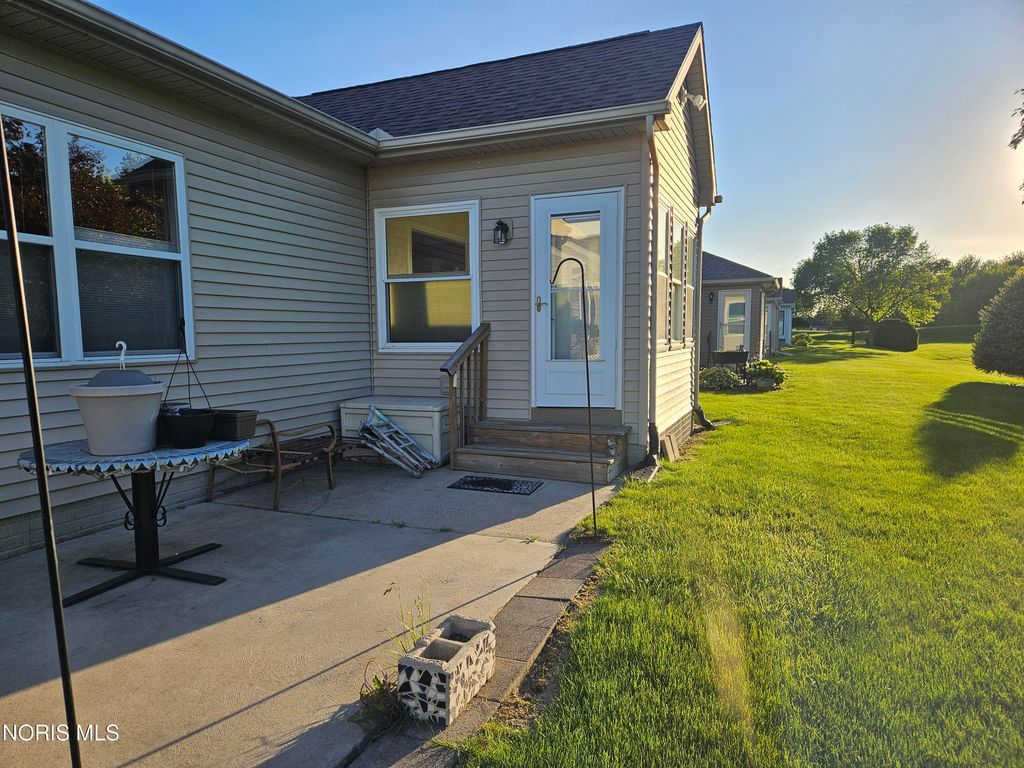 7008 Longwater Drive, Maumee, OH 43537