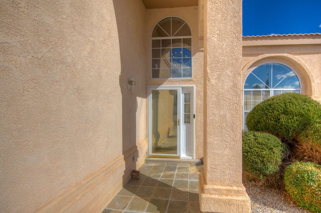 Image 4 of property listing at 1120 Los Padres Street SE, Albuquerque, NM 87123