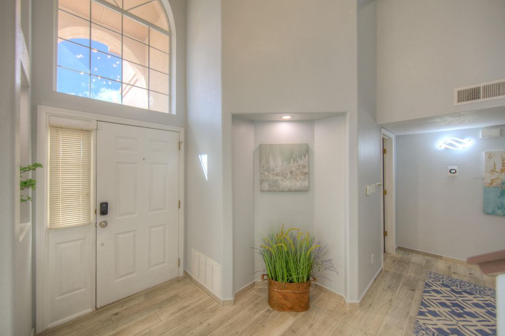 Image 5 of property listing at 1120 Los Padres Street SE, Albuquerque, NM 87123