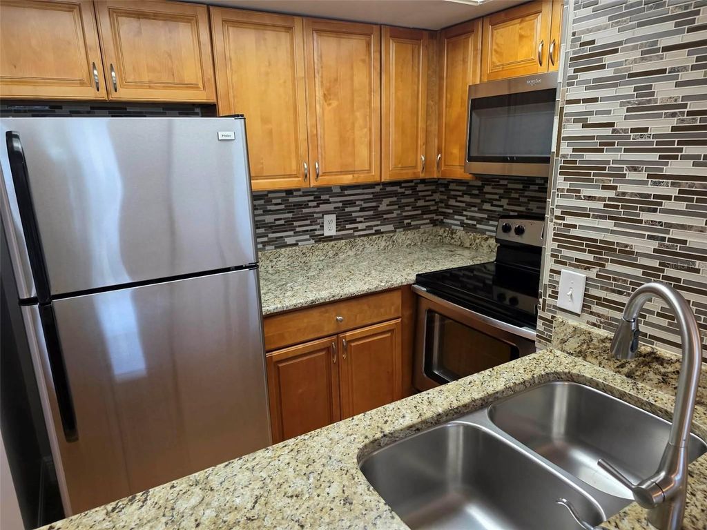 Image 6 of property listing at 4712 MARINE PARKWAY 206, New Port Richey, FL 34652