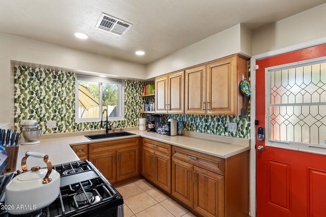 808 E CINNABAR Avenue, Phoenix, AZ 85020