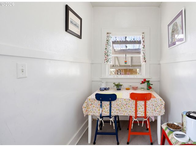 8951 N VAN HOUTEN Ave, Portland, OR 97203