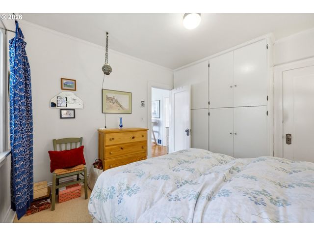 8951 N VAN HOUTEN Ave, Portland, OR 97203