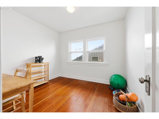 8951 N VAN HOUTEN Ave, Portland, OR 97203