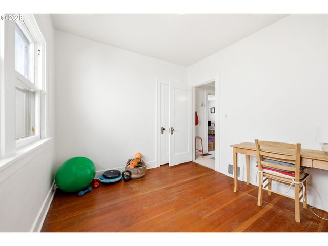 8951 N VAN HOUTEN Ave, Portland, OR 97203