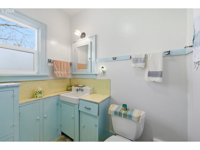 8951 N VAN HOUTEN Ave, Portland, OR 97203