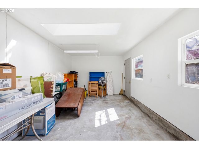 8951 N VAN HOUTEN Ave, Portland, OR 97203