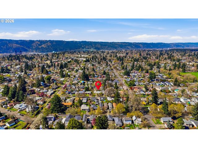 8951 N VAN HOUTEN Ave, Portland, OR 97203