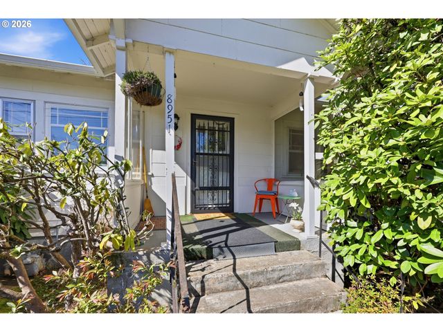 8951 N VAN HOUTEN Ave, Portland, OR 97203