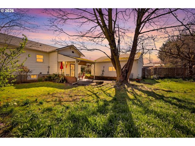 8951 N VAN HOUTEN Ave, Portland, OR 97203