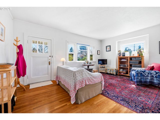 8951 N VAN HOUTEN Ave, Portland, OR 97203