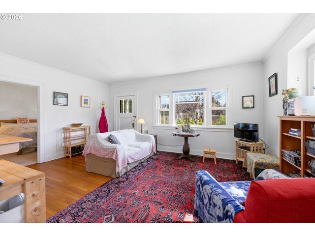 8951 N VAN HOUTEN Ave, Portland, OR 97203