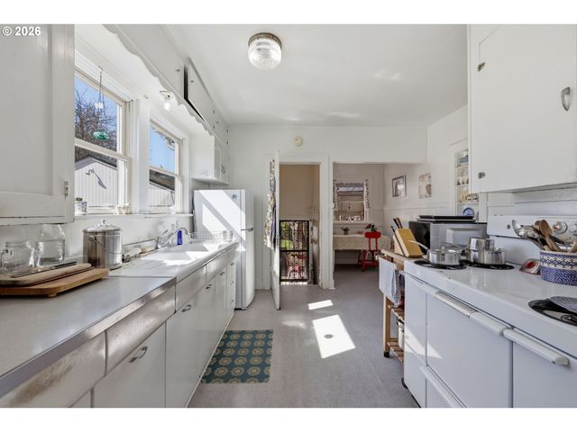 8951 N VAN HOUTEN Ave, Portland, OR 97203