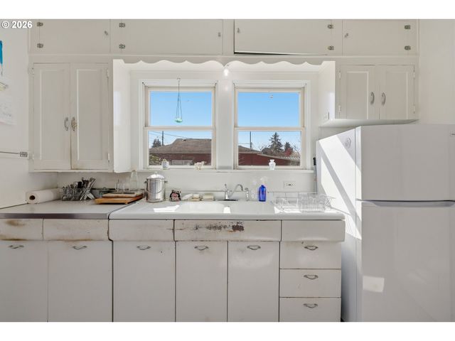 8951 N VAN HOUTEN Ave, Portland, OR 97203