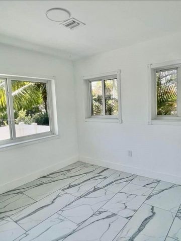 15925 NE 18th Ave, North Miami Beach, FL 33162