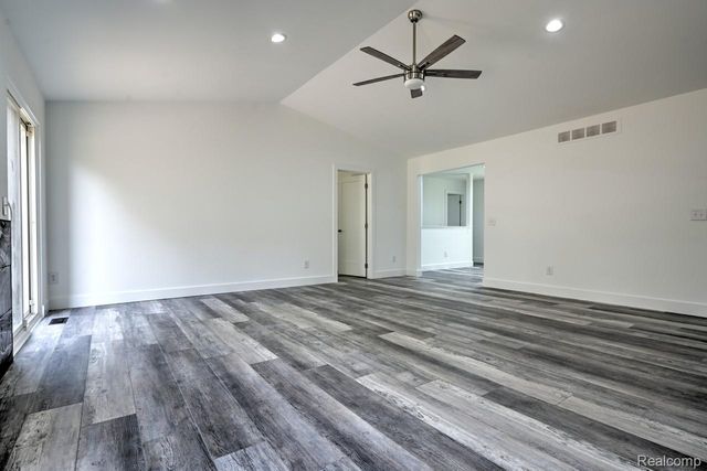 1569 Oak Grove Drive, Walled Lake, MI 48390