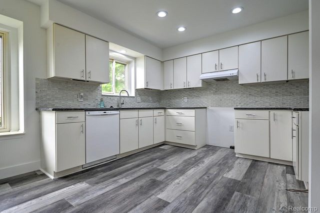 1569 Oak Grove Drive, Walled Lake, MI 48390