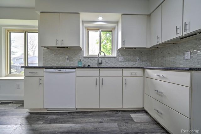 1569 Oak Grove Drive, Walled Lake, MI 48390