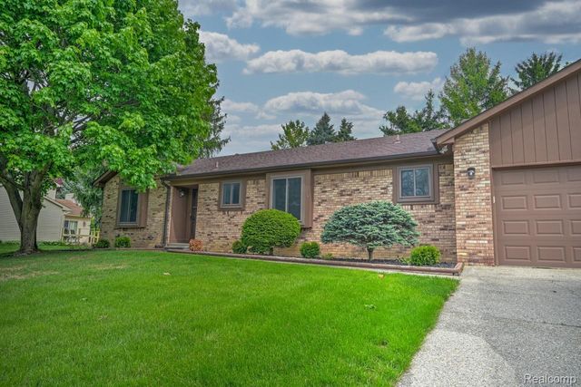 1569 Oak Grove Drive, Walled Lake, MI 48390