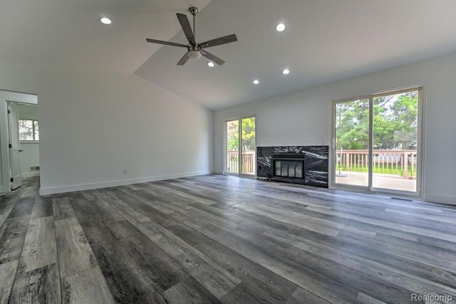 1569 Oak Grove Drive, Walled Lake, MI 48390