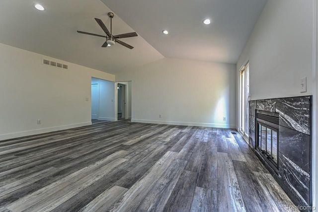 1569 Oak Grove Drive, Walled Lake, MI 48390
