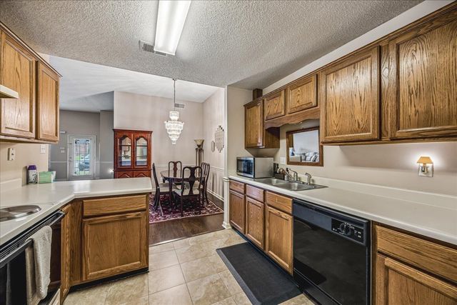 6812 MEADOW CHASE LN, Memphis, TN 38115