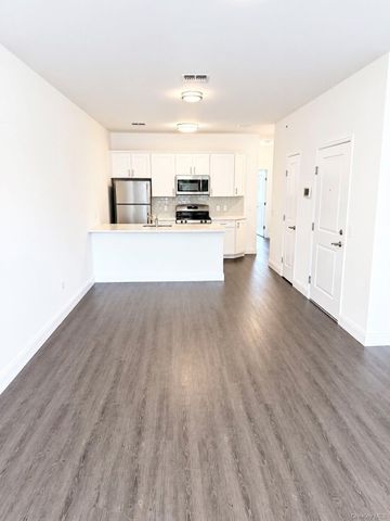 1046 New York Avenue 15, Huntington Station, NY 11746