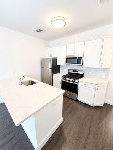 1046 New York Avenue 15, Huntington Station, NY 11746
