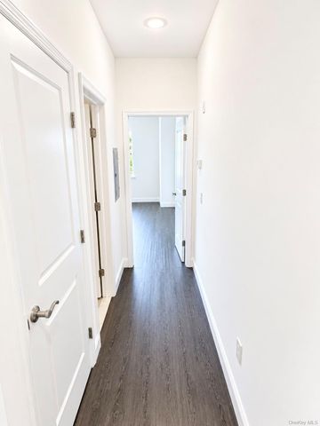 1046 New York Avenue 15, Huntington Station, NY 11746