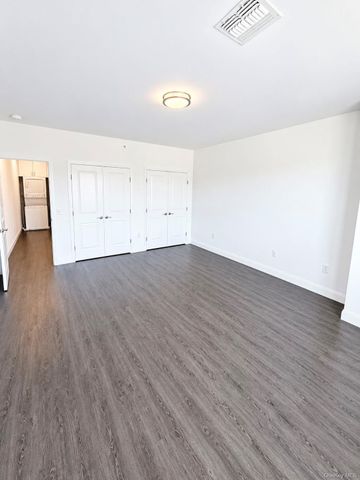1046 New York Avenue 15, Huntington Station, NY 11746