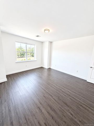 1046 New York Avenue 15, Huntington Station, NY 11746