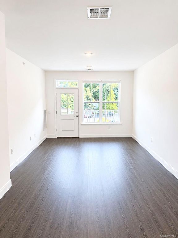 1046 New York Avenue 15, Huntington Station, NY 11746