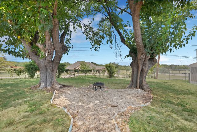 825 E Prairie View Road, Crowley, TX 76036