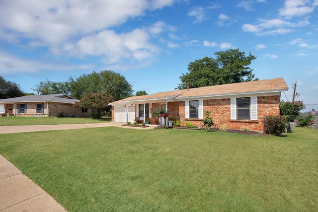 825 E Prairie View Road, Crowley, TX 76036