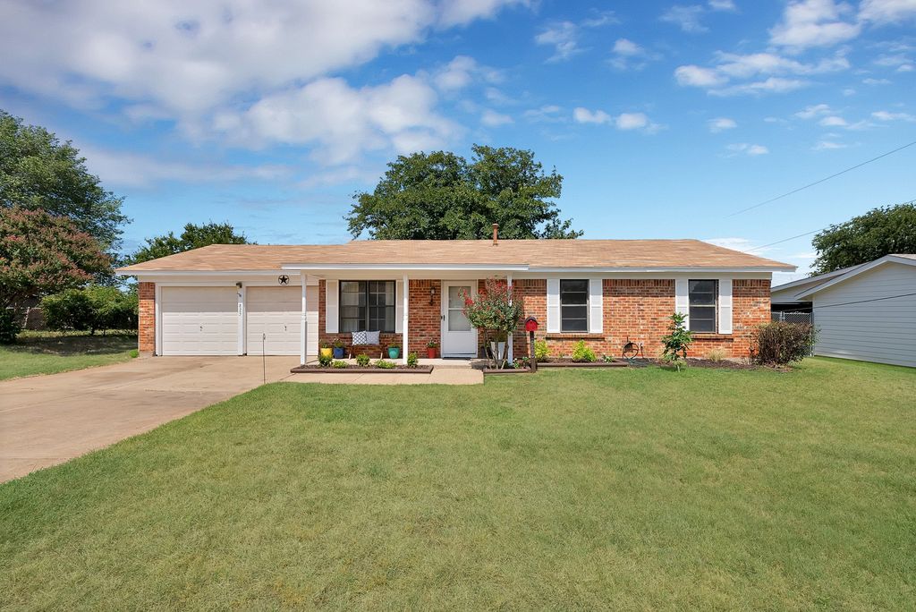 825 E Prairie View Road, Crowley, TX 76036